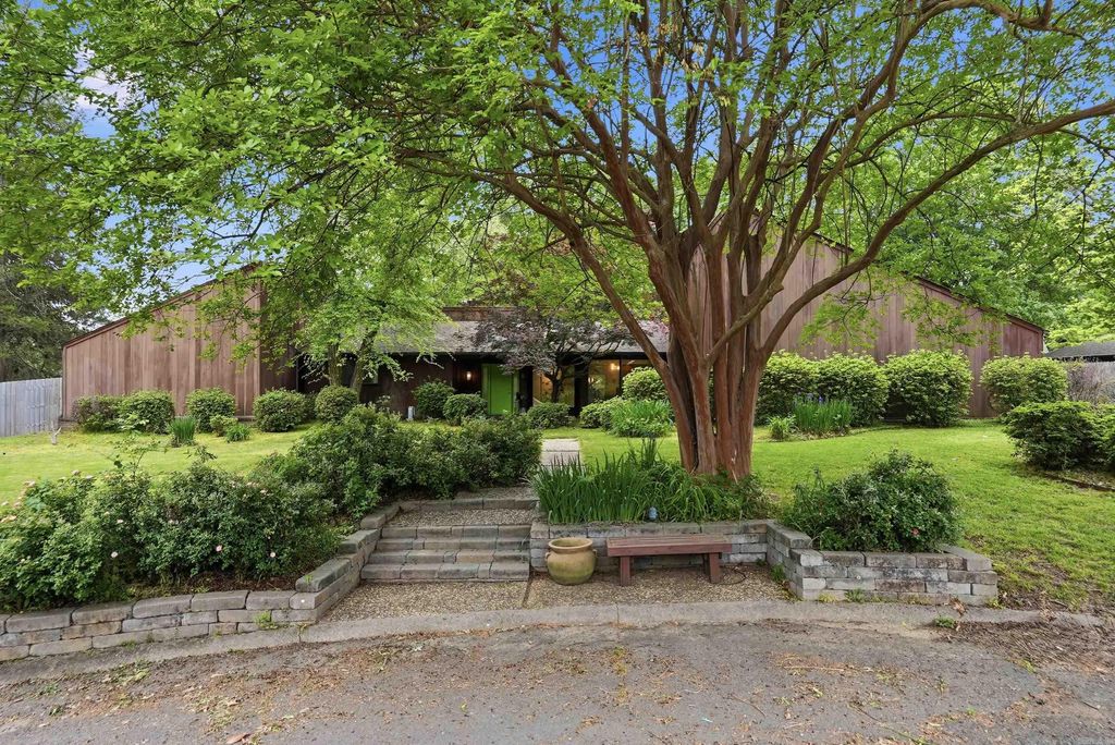 5 Yorktown, Conway, AR 72034