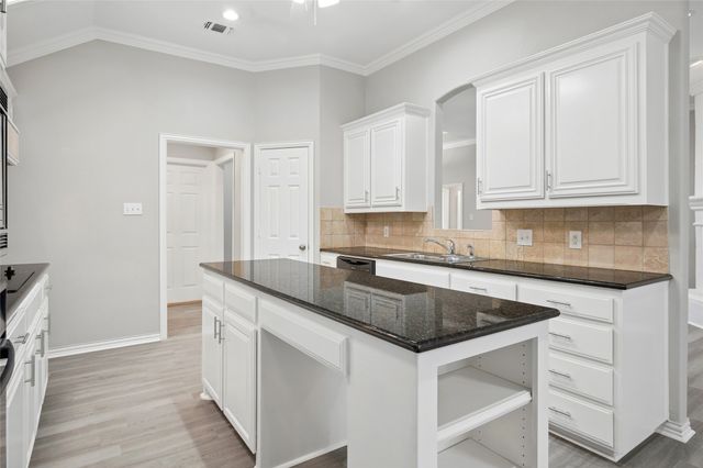 3216 Village Oak Drive, Arlington, TX 76017