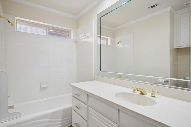 3216 Village Oak Drive, Arlington, TX 76017