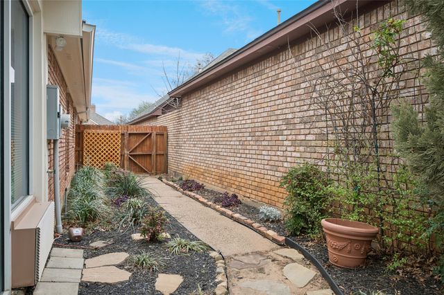 3216 Village Oak Drive, Arlington, TX 76017