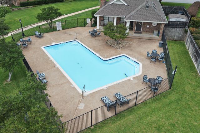 3216 Village Oak Drive, Arlington, TX 76017