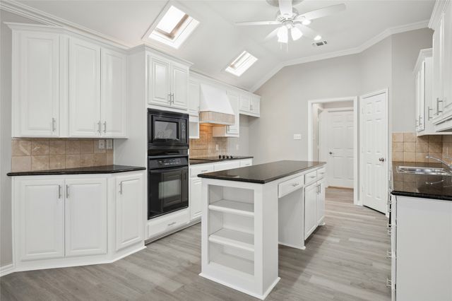 3216 Village Oak Drive, Arlington, TX 76017