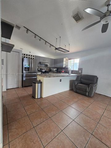 7971 NW 186th Ter, Hialeah, FL 33015