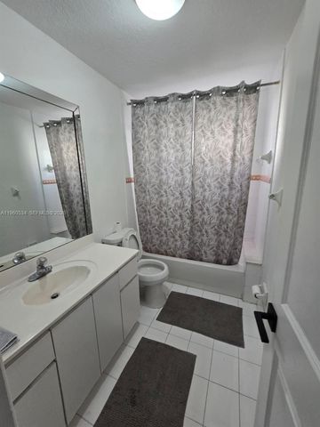 7971 NW 186th Ter, Hialeah, FL 33015