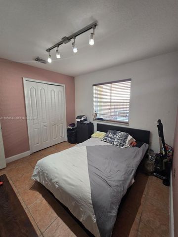 7971 NW 186th Ter, Hialeah, FL 33015