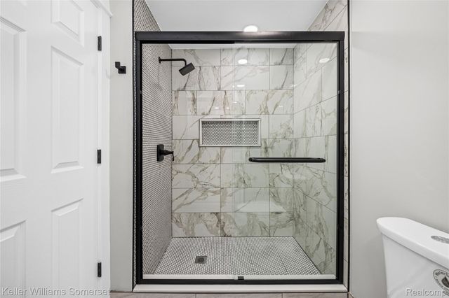 23377 Carlisle Avenue, Hazel Park, MI 48030