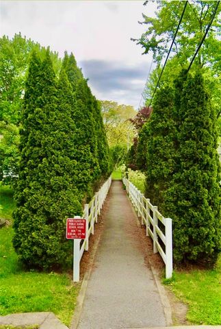 27 Crestview Drive, Pittsford, NY 14534