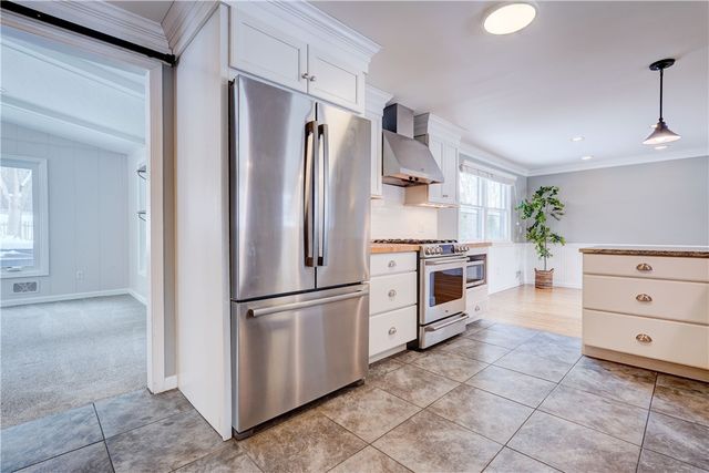 27 Crestview Drive, Pittsford, NY 14534