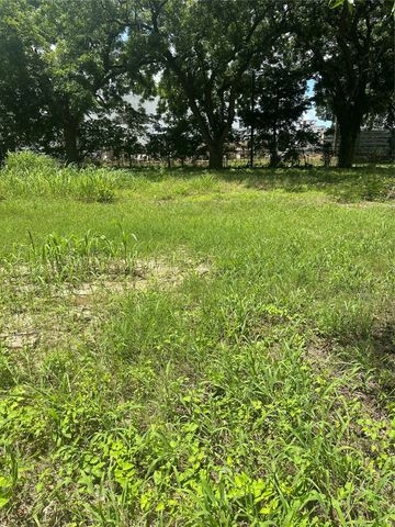1309 S 4th Street, Bonham, TX 75418