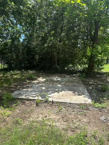 1309 S 4th Street, Bonham, TX 75418