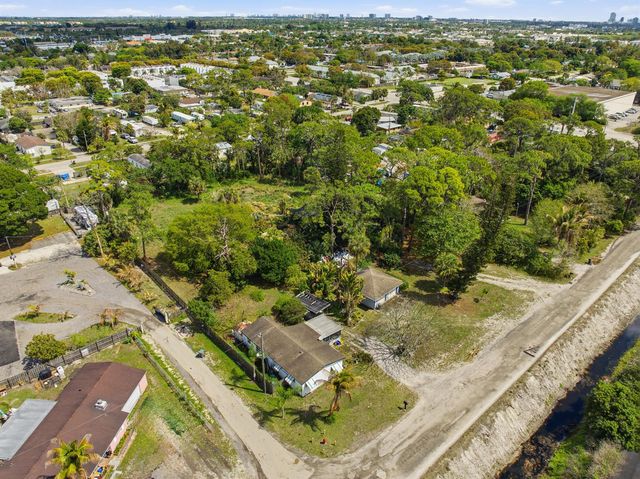 5133 Pine Grove Drive N, West Palm Beach, FL 33417