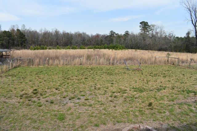 9968 Hardwick Rd., Nichols, SC 29581