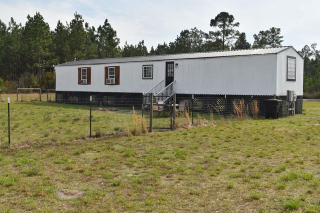 9968 Hardwick Rd., Nichols, SC 29581