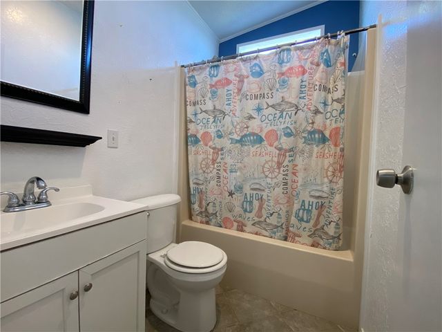 190 Lago Vista Dr, Rockport, TX 78382