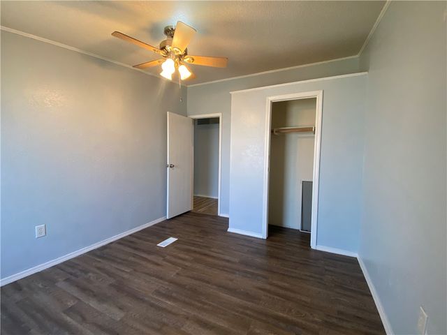 190 Lago Vista Dr, Rockport, TX 78382