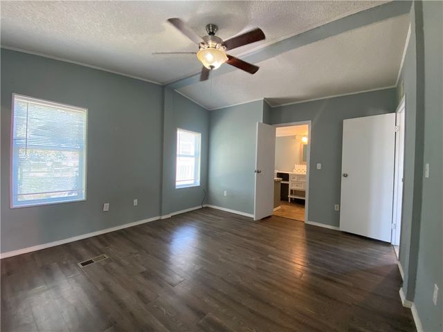 190 Lago Vista Dr, Rockport, TX 78382