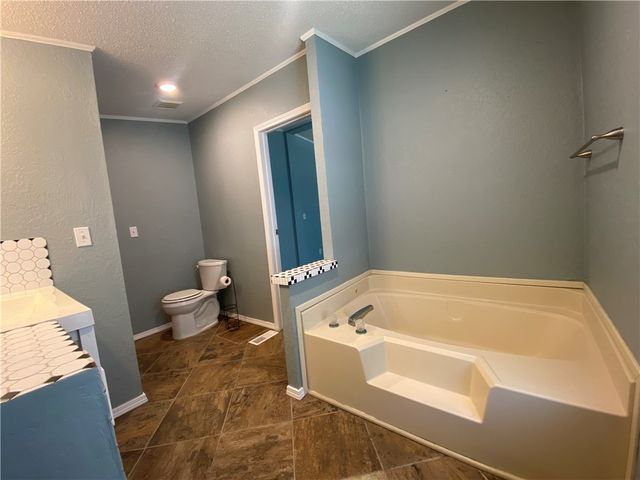 190 Lago Vista Dr, Rockport, TX 78382