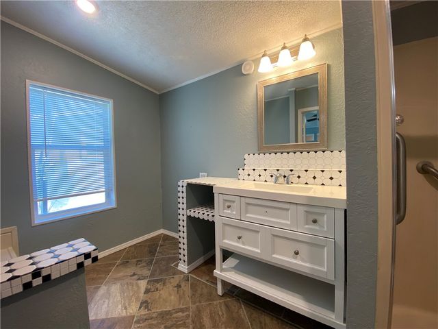 190 Lago Vista Dr, Rockport, TX 78382