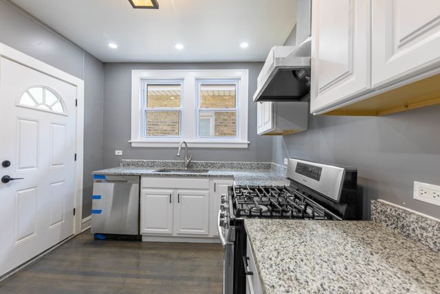 3035 N Luna Avenue, Chicago, IL 60641