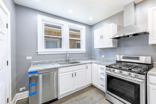 3035 N Luna Avenue, Chicago, IL 60641