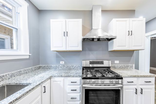 3035 N Luna Avenue, Chicago, IL 60641