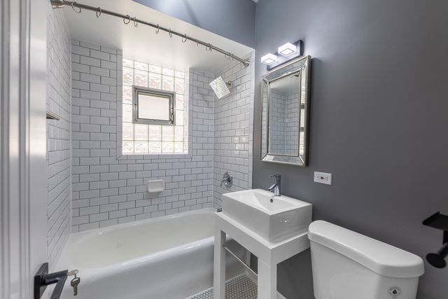 3035 N Luna Avenue, Chicago, IL 60641