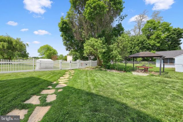 14 S MAIN ST, Seven Valleys, PA 17360