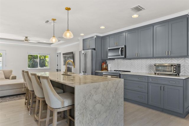 420 42ND AVENUE NE, St Petersburg, FL 33703