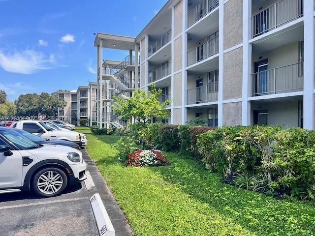 2998 NW 48th Terrace 233, Lauderdale Lakes, FL 33313