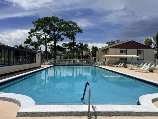 318 Knotty Pine Circle D-2, Greenacres, FL 33463