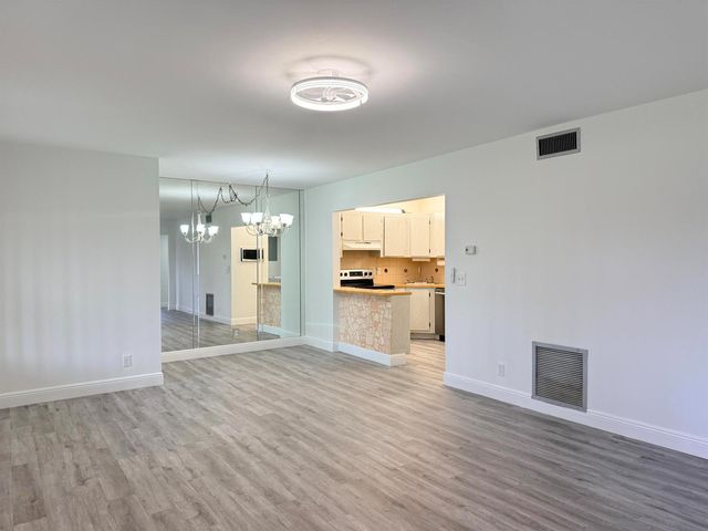 318 Knotty Pine Circle D-2, Greenacres, FL 33463