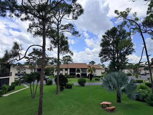 318 Knotty Pine Circle D-2, Greenacres, FL 33463