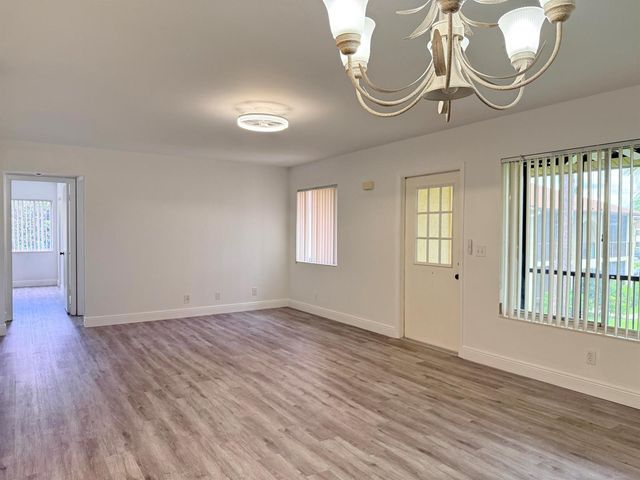 318 Knotty Pine Circle D-2, Greenacres, FL 33463
