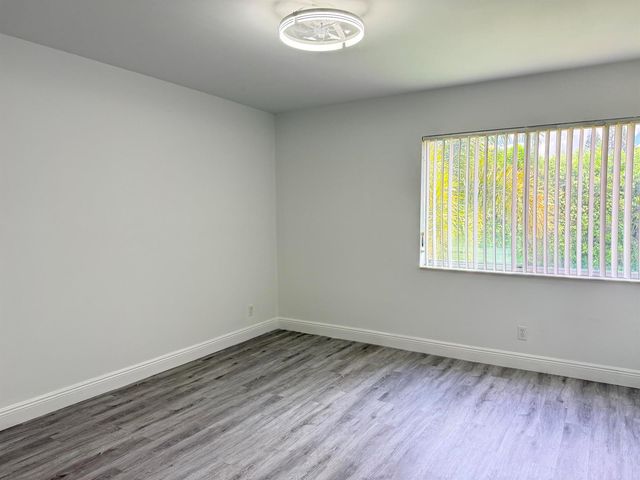 318 Knotty Pine Circle D-2, Greenacres, FL 33463