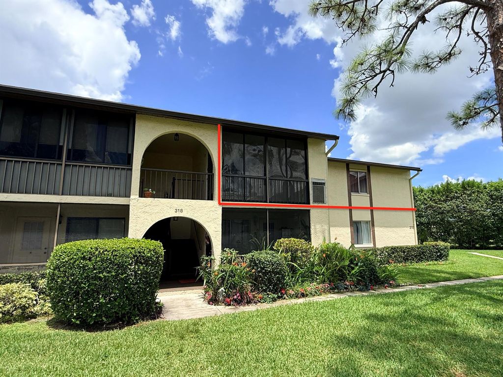 318 Knotty Pine Circle D-2, Greenacres, FL 33463