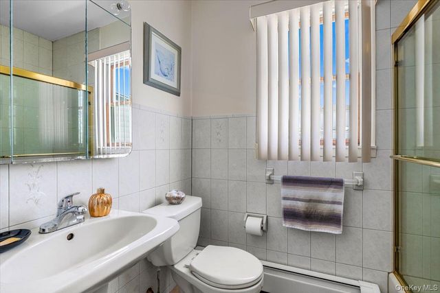 690 N Hamilton Avenue, Lindenhurst, NY 11757