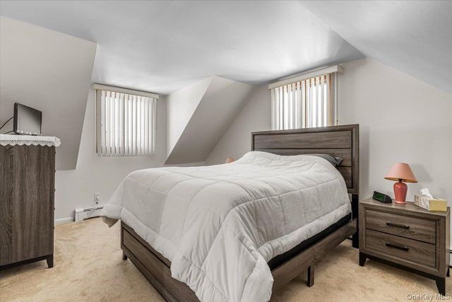 690 N Hamilton Avenue, Lindenhurst, NY 11757