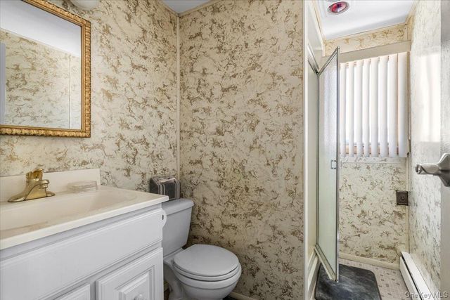 690 N Hamilton Avenue, Lindenhurst, NY 11757