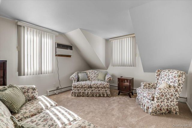 690 N Hamilton Avenue, Lindenhurst, NY 11757