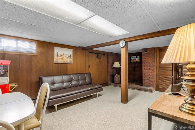 690 N Hamilton Avenue, Lindenhurst, NY 11757