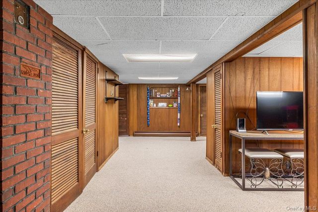 690 N Hamilton Avenue, Lindenhurst, NY 11757