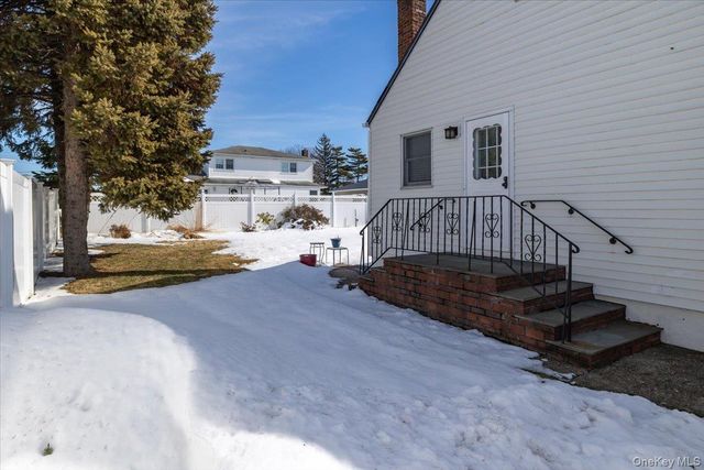 690 N Hamilton Avenue, Lindenhurst, NY 11757