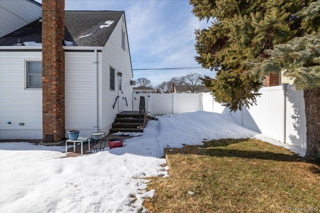 690 N Hamilton Avenue, Lindenhurst, NY 11757