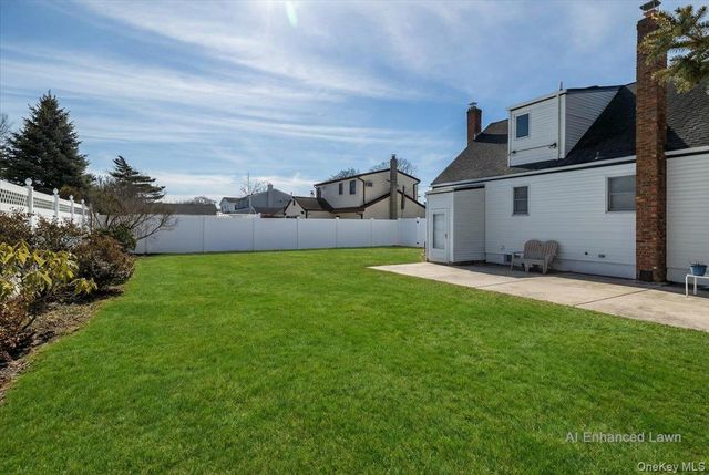 690 N Hamilton Avenue, Lindenhurst, NY 11757