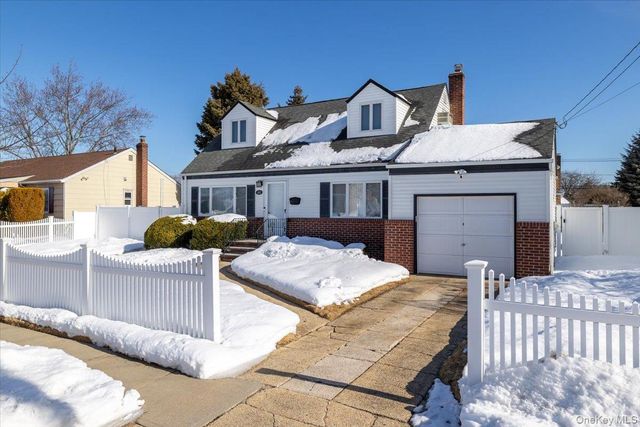 690 N Hamilton Avenue, Lindenhurst, NY 11757