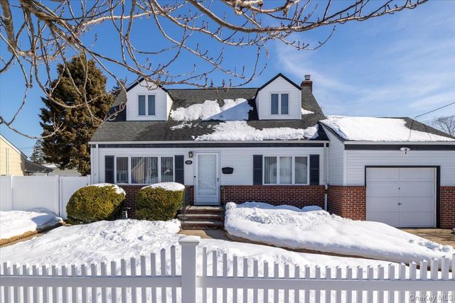 690 N Hamilton Avenue, Lindenhurst, NY 11757