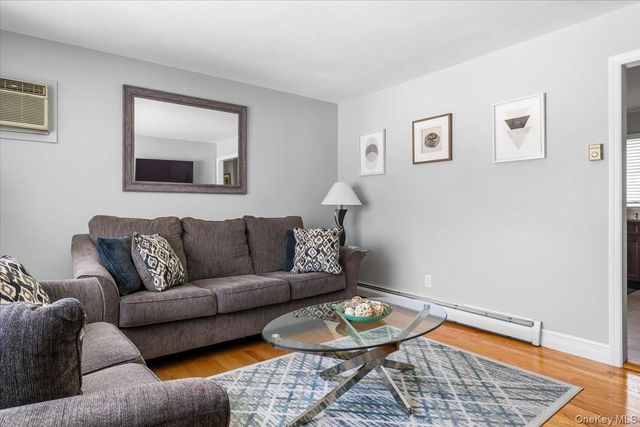 690 N Hamilton Avenue, Lindenhurst, NY 11757