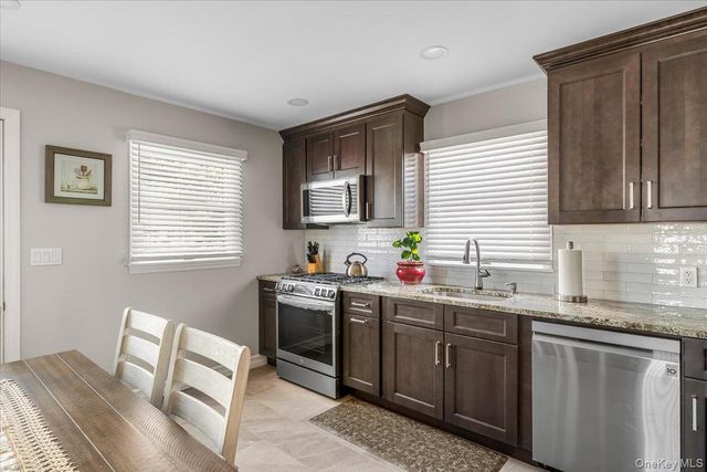 690 N Hamilton Avenue, Lindenhurst, NY 11757