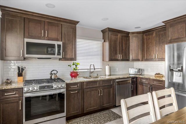 690 N Hamilton Avenue, Lindenhurst, NY 11757