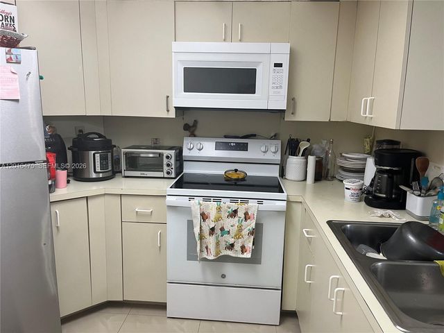 9715 Fontainebleau Blvd E106, Miami, FL 33172